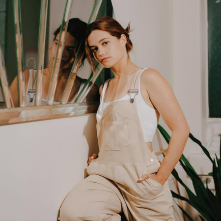 For now, there are no news of Sarah Catherine Hook being in any relationship.